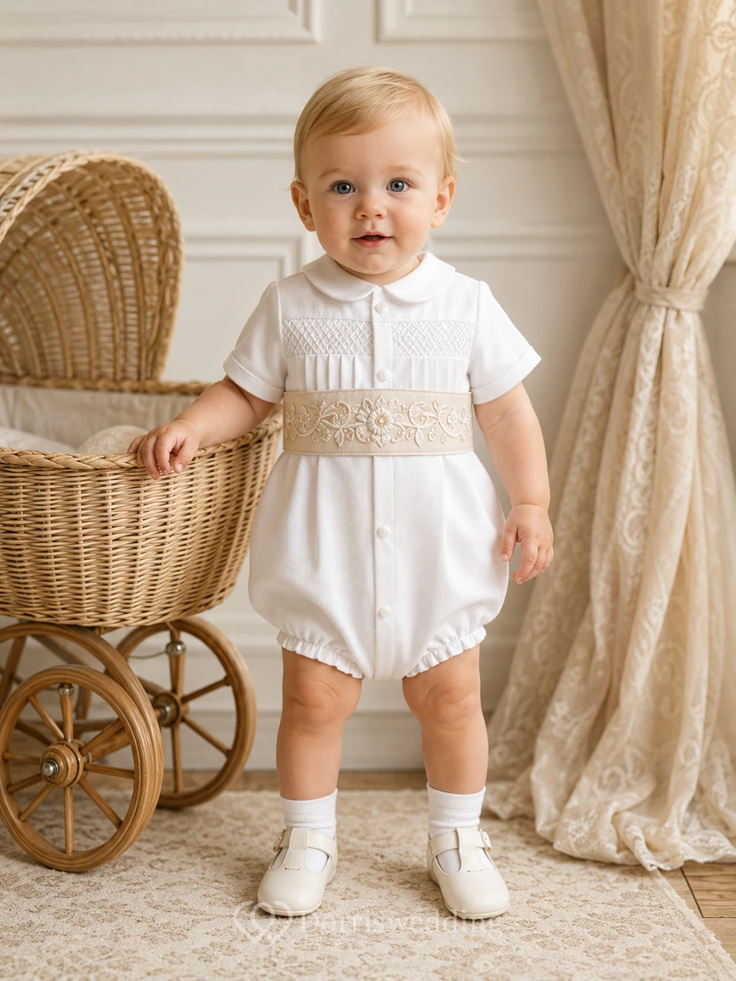 Grenouillère de baptême blanche à plis et broderies dorées, col Claudine, pour bébé garçon