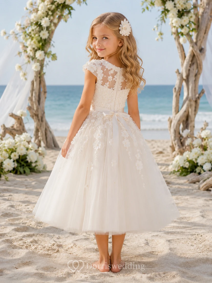 Robe de demoiselle d'honneur en tulle, longueur thé, coupe trapèze, ornée de dentelle et d'appliqués floraux, manches courtes, idéale pour un mariage à la plage. view 2