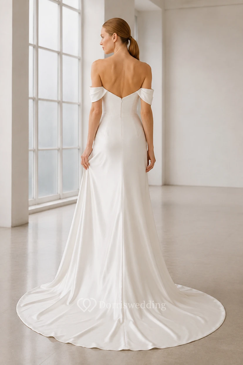Schulterfreies, figurbetontes Brautkleid aus Satin mit Schleppe view 2