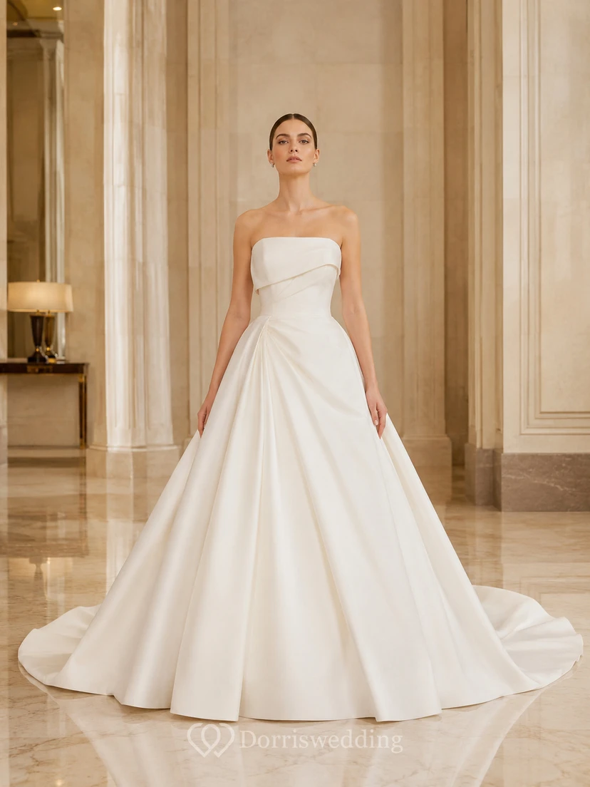 Makelloses, trägerloses, ärmelloses Ballkleid aus Satin mit Hofschleppe und Faltenrock im Landhausstil