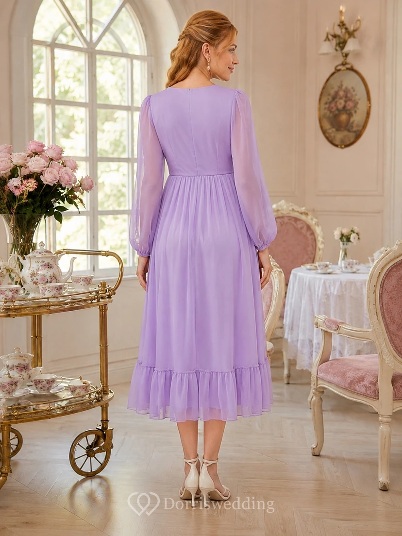 Lavendelfarbenes Umstandskleid aus Chiffon mit Stehkragen, langen Ärmeln und Empire-Länge, Midi-Länge. view 2