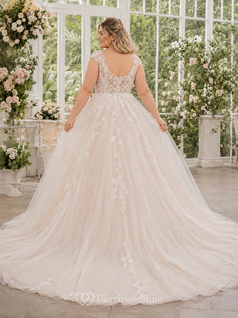 Robe de mariée grande taille en dentelle et tulle, col carré, manches courtes et traîne chapelle view 2