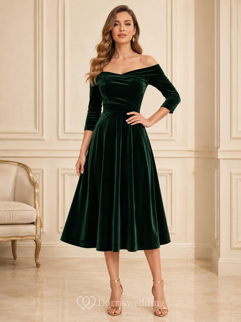 Robe mi-longue en velours vert foncé à épaules dénudées et manches longues, coupe trapèze, longueur thé