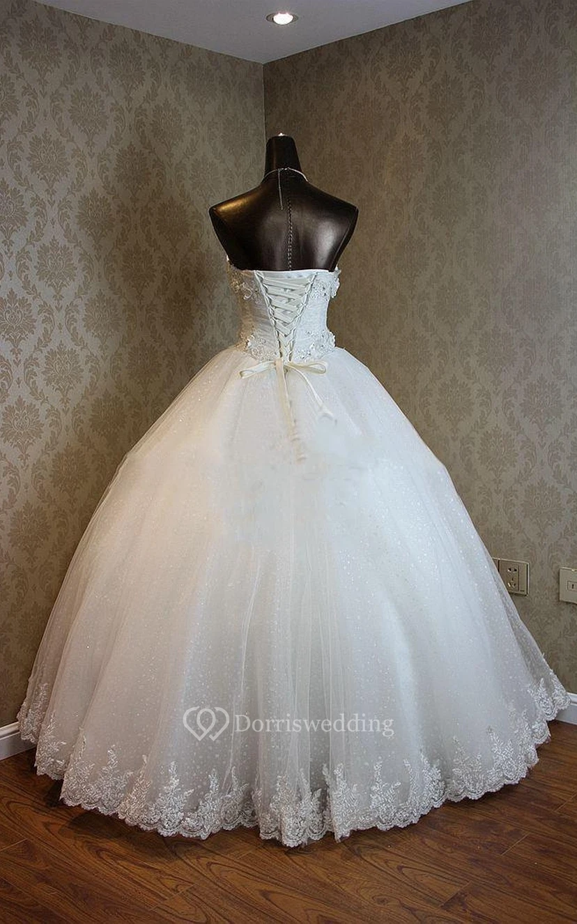 Vestido largo de gala con corte en A, escote palabra de honor, escote corazón, sin mangas, con pedrería, corsé, tul, encaje y satén. view 8