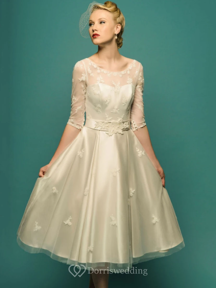 Vestido de novia de corte A, largo hasta la rodilla, con mangas ilusión, escote redondo y apliques de tul. view 3