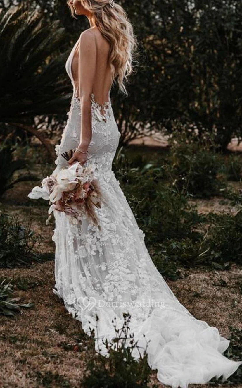 Robe de mariée champêtre sexy fourreau sans manches, dos nu en dentelle, décolleté plongeant et traîne. view 3
