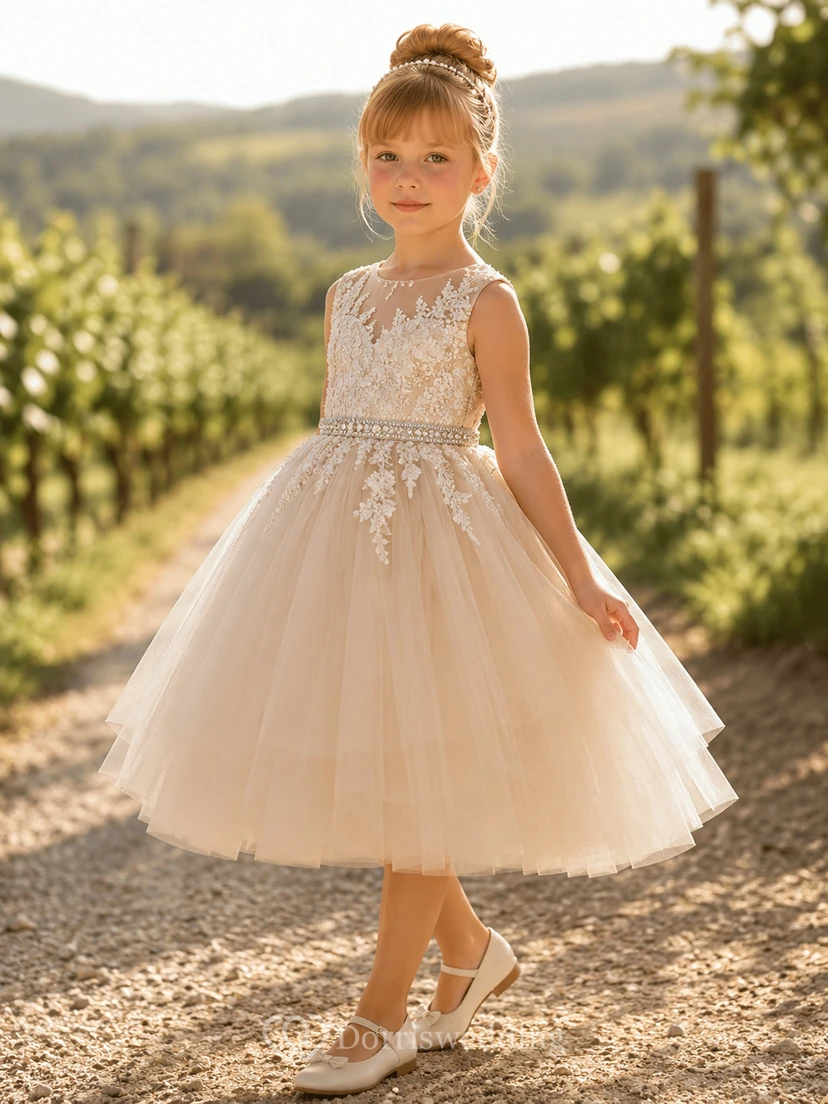 Vestido de niña de flores de tul con mangas abullonadas, corte en A, cuello joya, falda a media pierna y detalle de lazo.