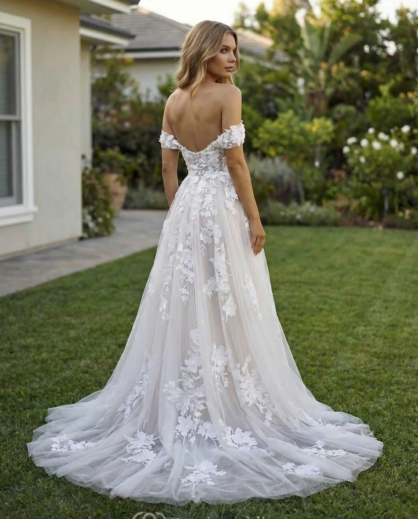Vestido de novia con hombros descubiertos, apliques de encaje floral y tul, corte en A. view 2