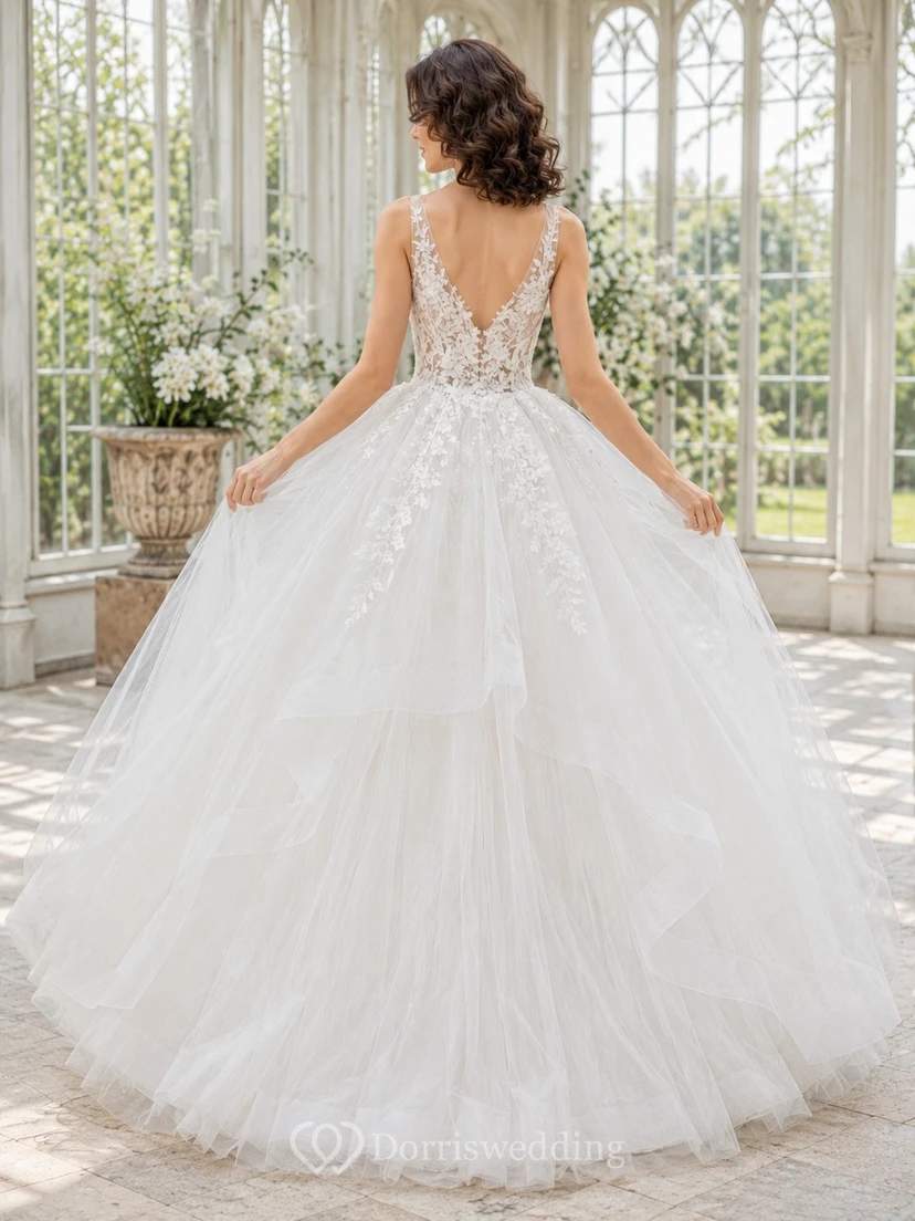 Vestido de novia romántico de tul y encaje con escote corazón y cola de capilla. view 2