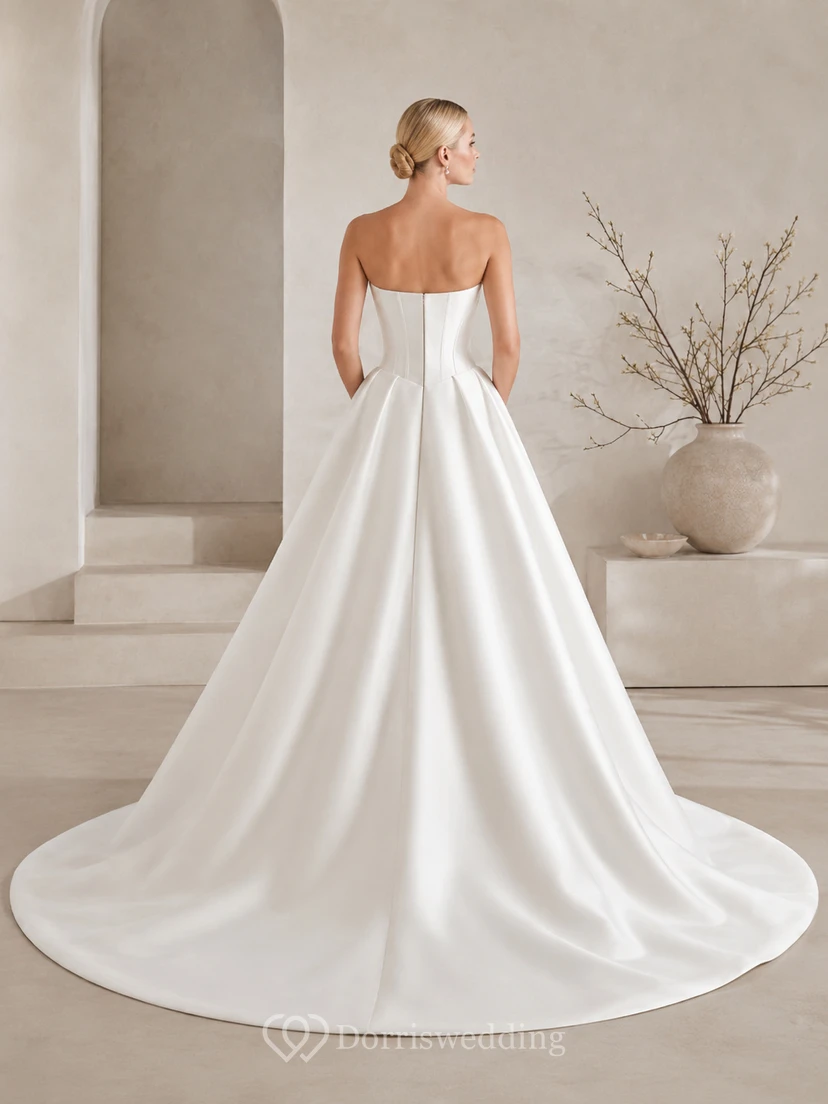Robe de mariée élégante en satin, bustier, sans manches, traîne cathédrale, plis structurés, style verger view 2