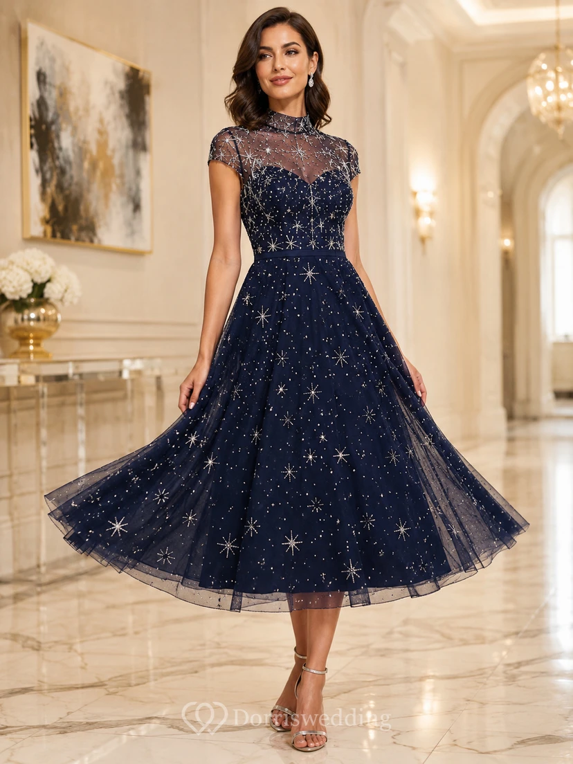 Vestido midi azul marino oscuro de cuello alto con estrellas y mangas cortas de tul para invitadas