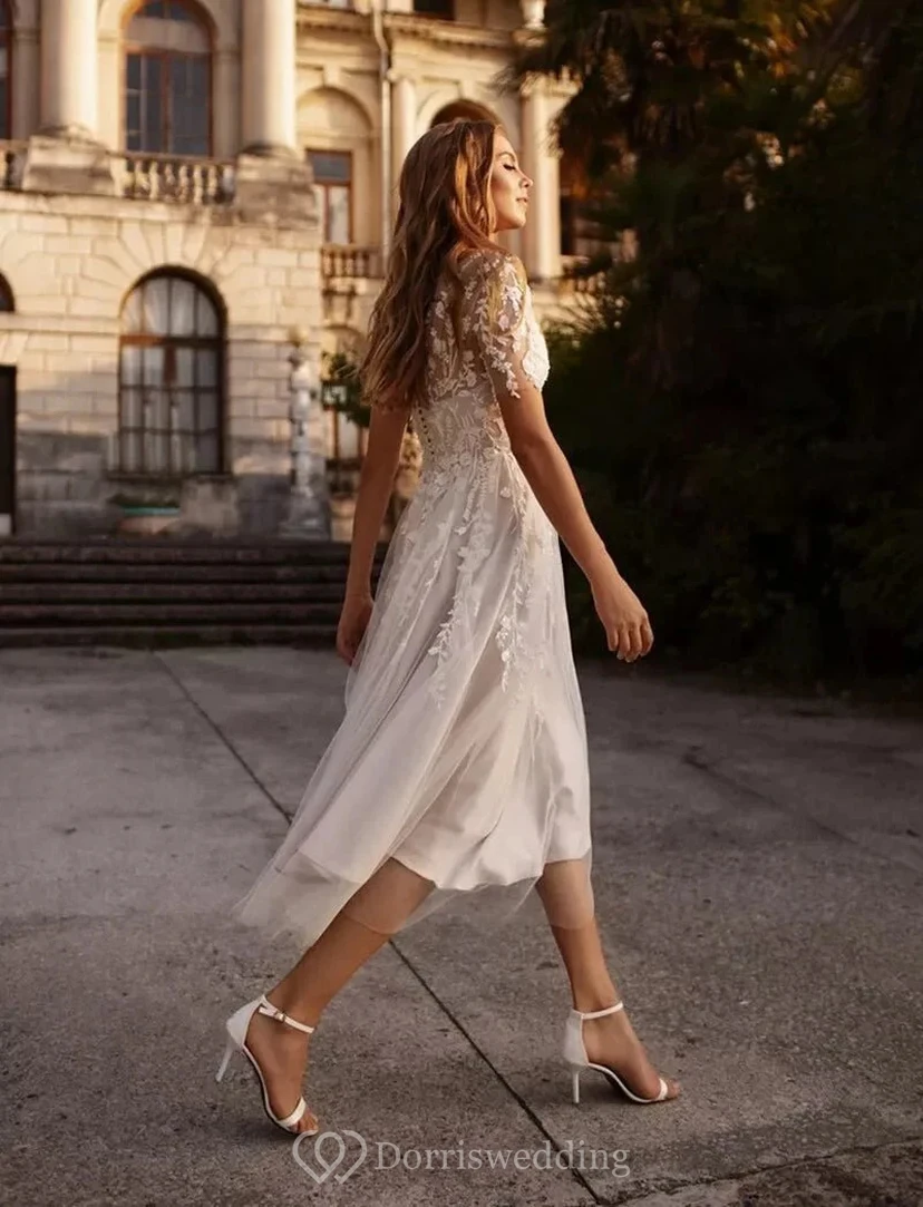 Robe de mariée romantique en dentelle, longueur thé, manches courtes et jupe en tulle view 3