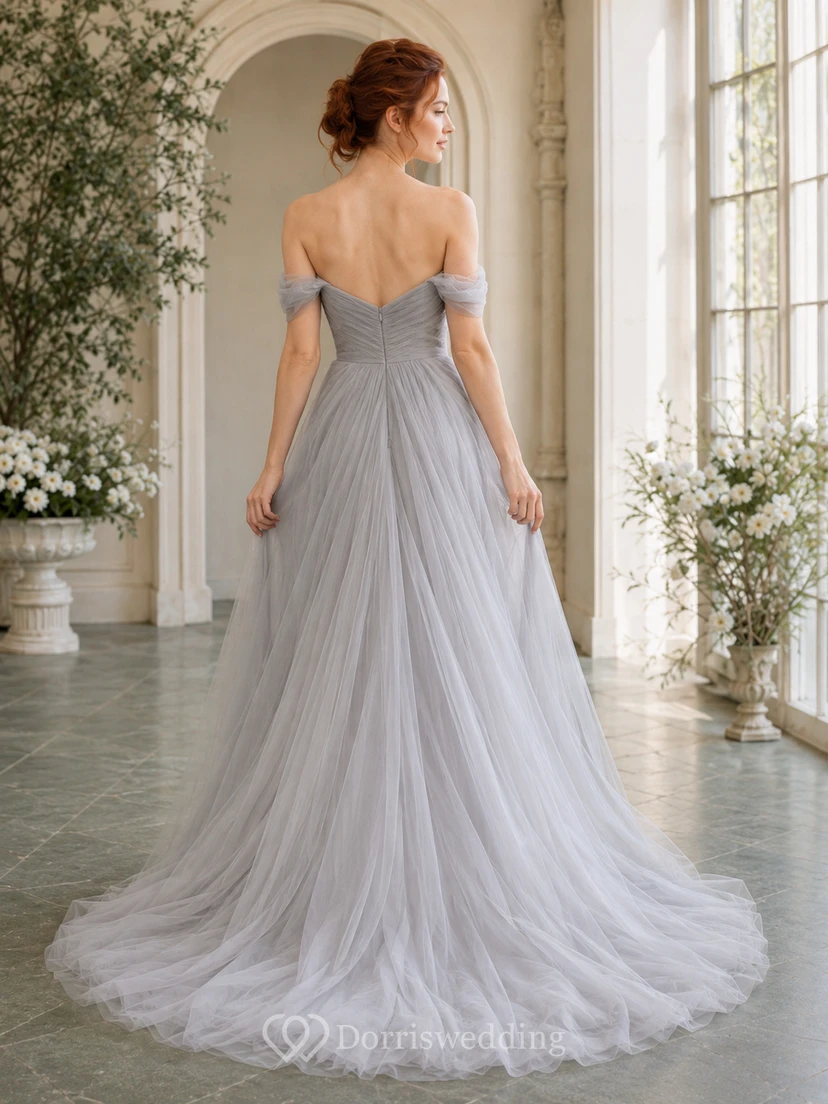 Robe de mariée romantique en tulle drapé gris argenté à épaules dénudées et coupe trapèze view 2