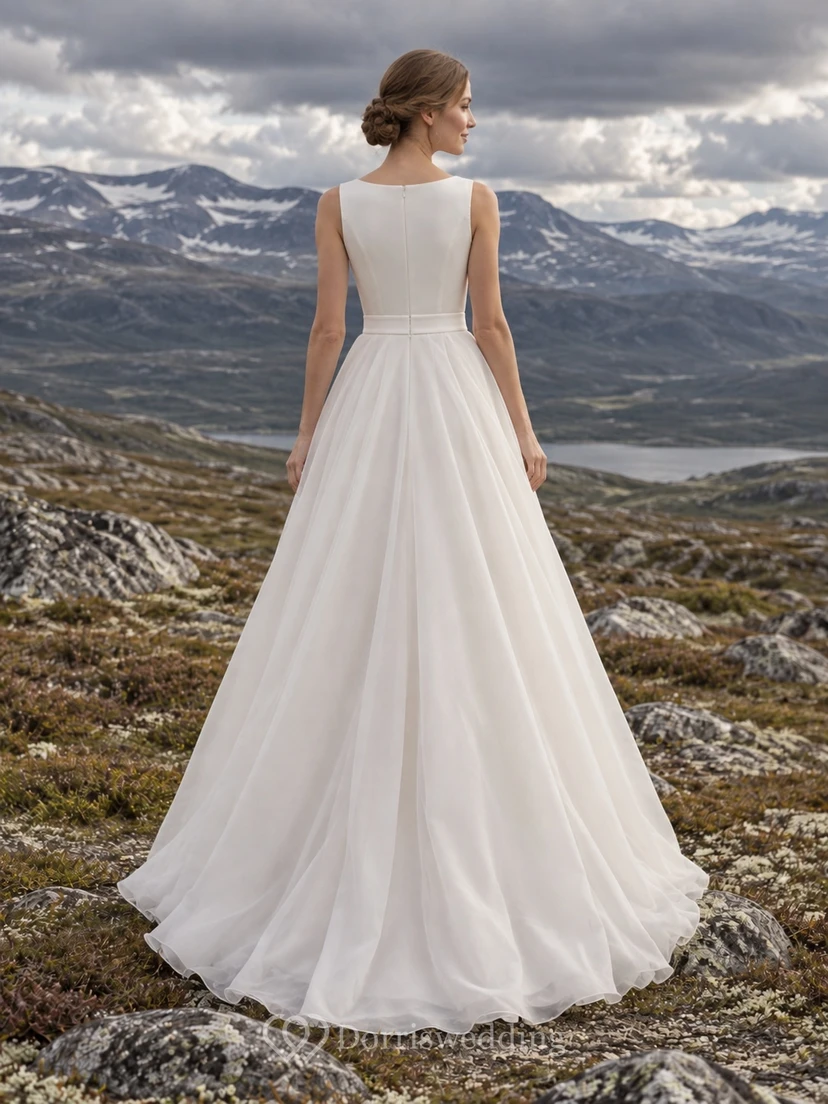 Sencillo vestido de novia de organza sin mangas con escote barco, corte en A, corpiño y cintura con paneles. view 2
