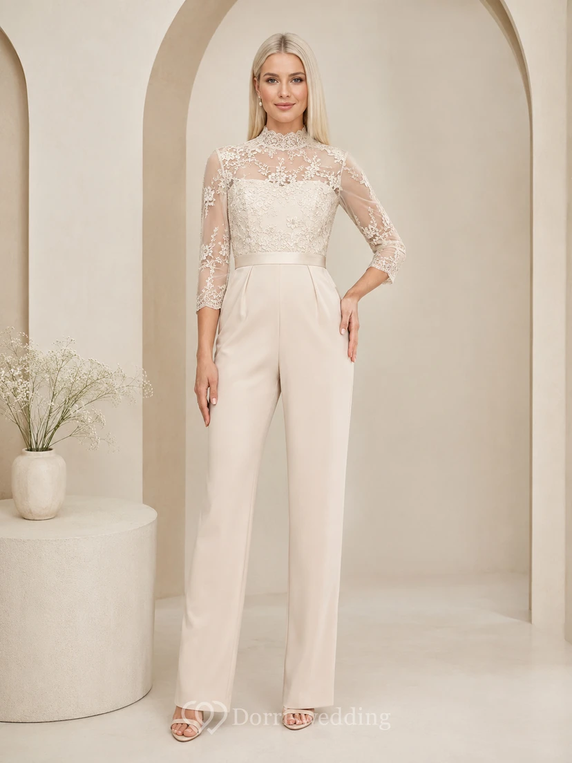 Elfenbeinfarbener Jumpsuit von Firmung mit hohem Kragen, langen Ärmeln aus Illusionsspitze und weitem Bein.