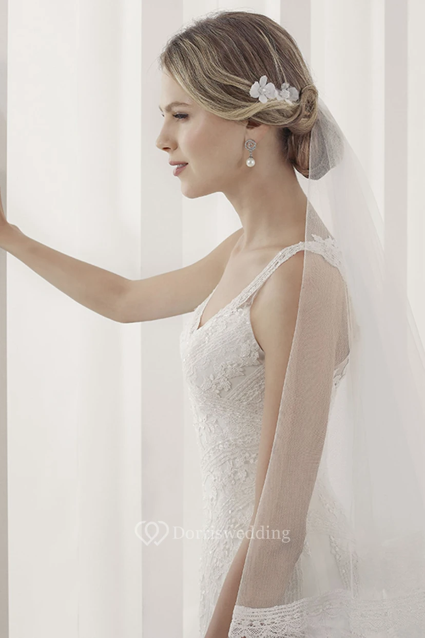 Meerjungfrauenkleid aus Spitze mit V-Ausschnitt und Paillettendetails view 3