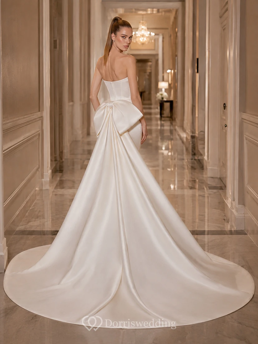Trägerloses, herzförmiges Brautkleid aus drapiertem Satin mit Schleife und moderner Kapellenschleppe view 2