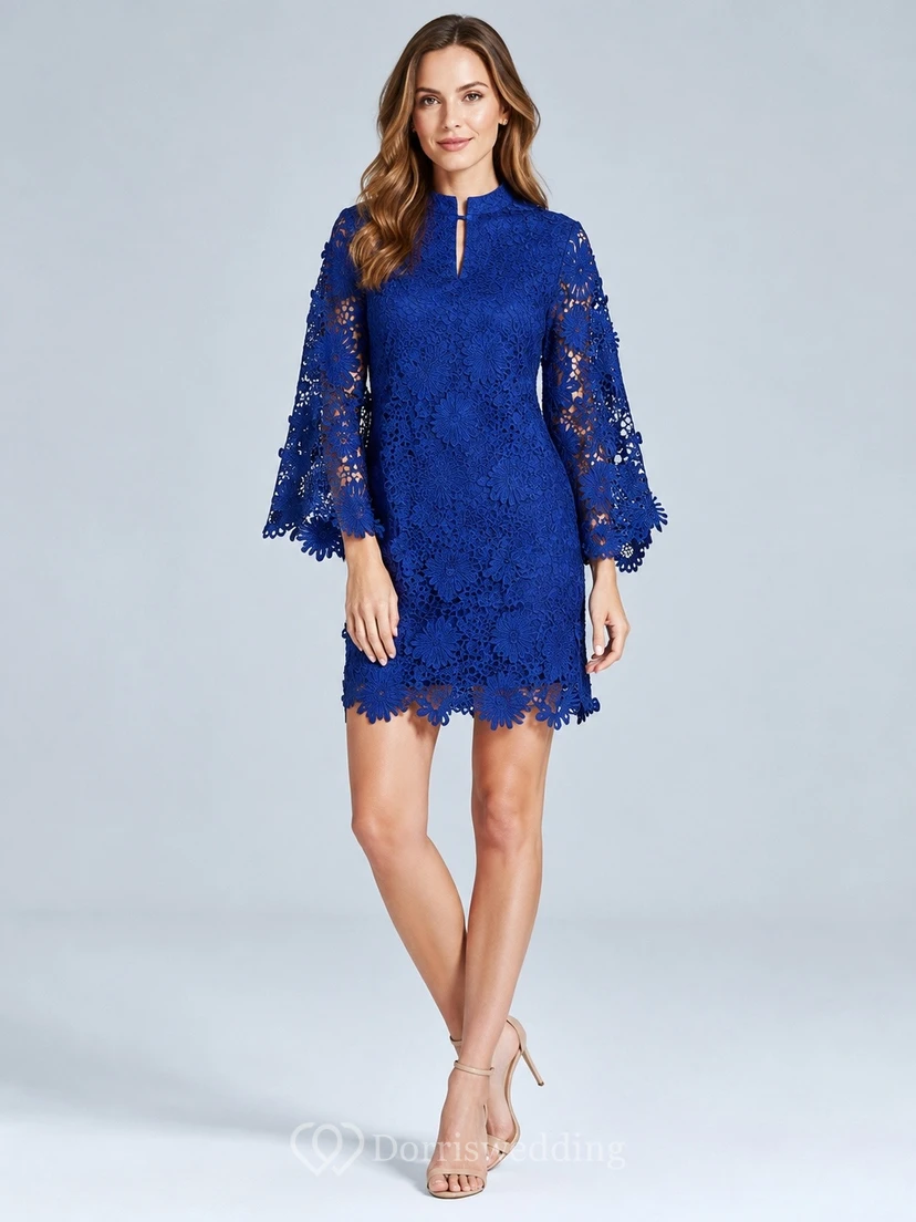 Robe de cocktail courte et sobre à manches longues bleu roi et col montant en dentelle