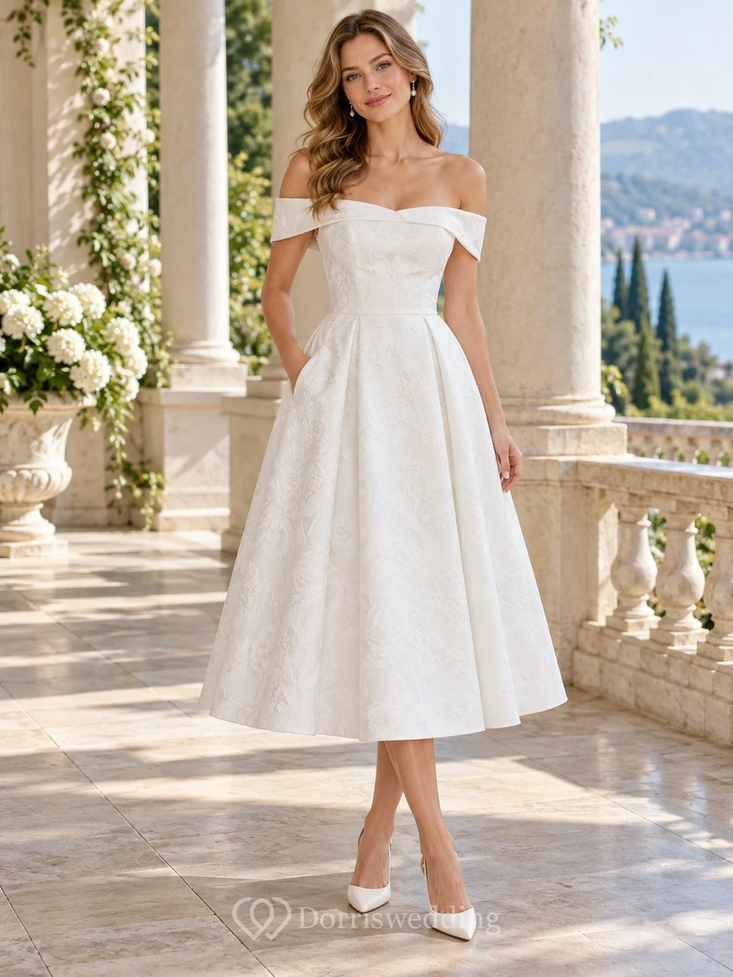 Robe de mariée vintage mi-longue en satin fleuri à épaules dénudées et poches, coupe trapèze, ornée de poches.