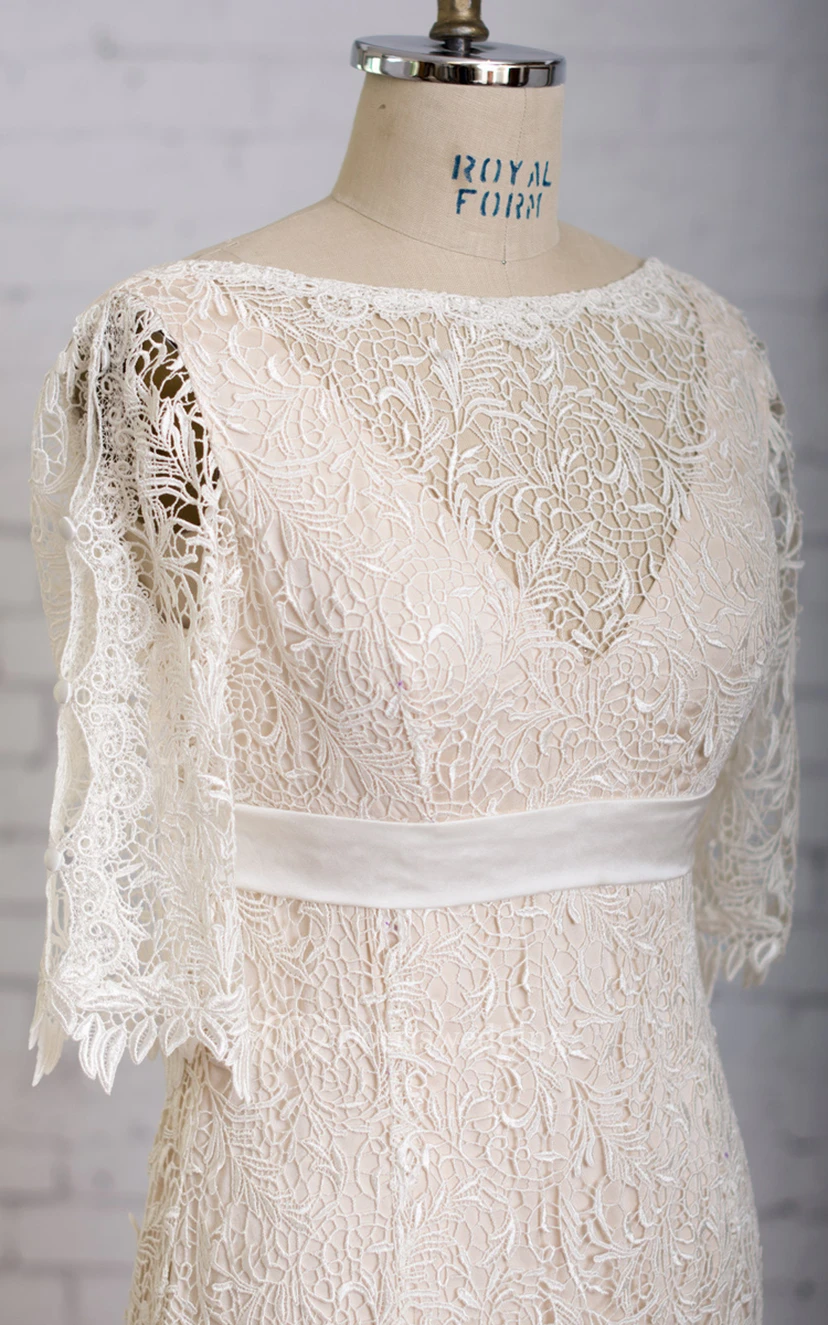 Kleid in Säulenform mit V-Ausschnitt am Rücken, halben Ärmeln und Illusionskragen, bodenlang view 4