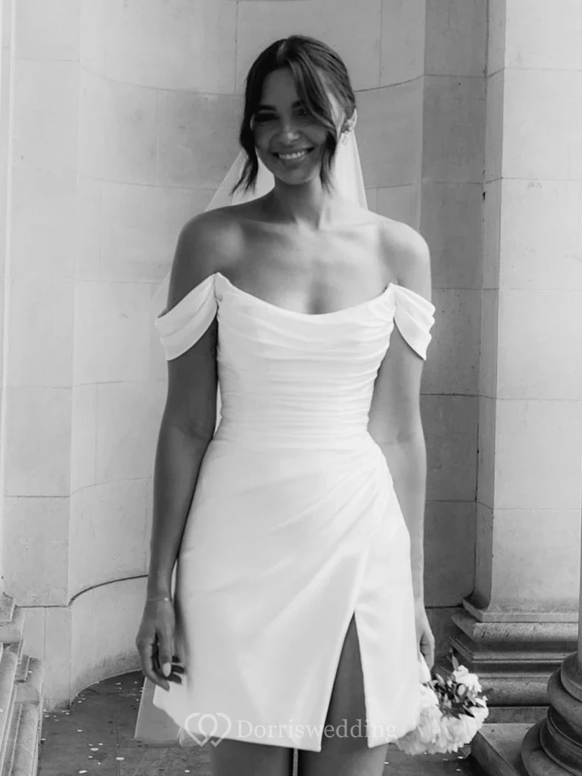 Robe de mariée mini en satin sexy à épaules dénudées, fente latérale et corsage froncé view 3