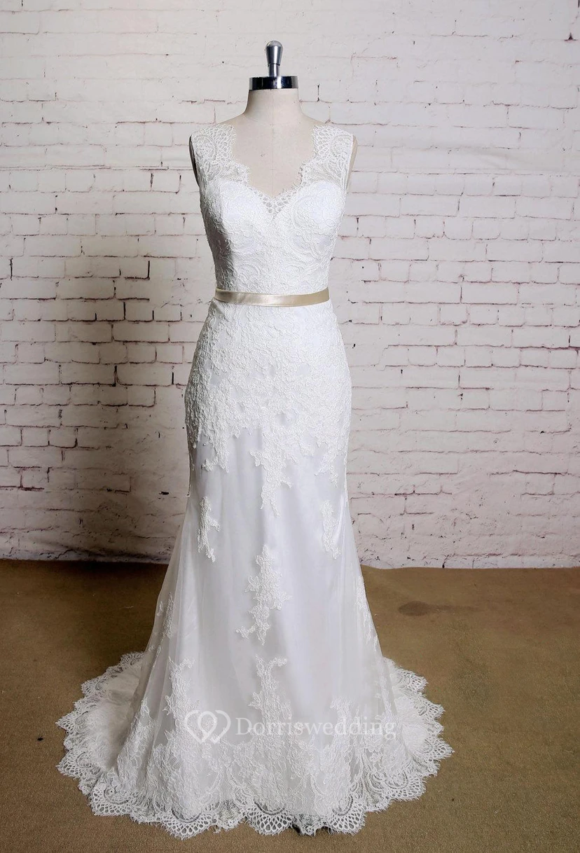 Robe sirène sans manches en dentelle à col V festonné et ceinture en satin