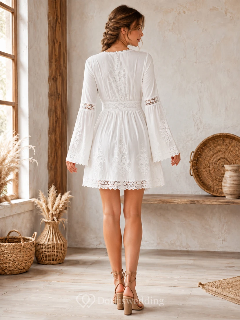 Robe mini bohème champêtre à col V et manches cloche en mousseline de soie et dentelle plissée, idéale pour un mariage champêtre. view 2