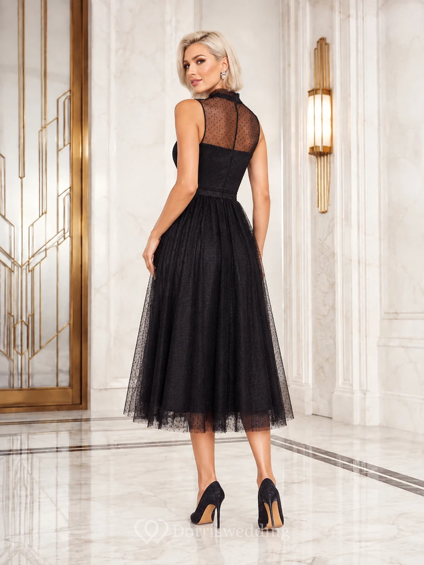 Elegante vestido de cóctel negro de corte A, largo midi, con encaje ilusión y cuello alto. view 2