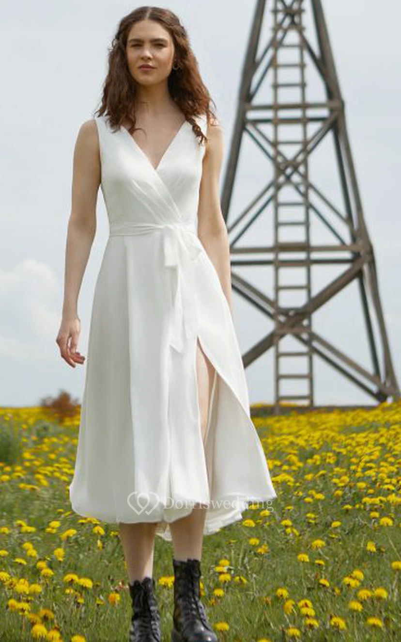 Robe de mariée vintage en mousseline de soie, longueur thé, sans manches, coupe trapèze, dos nu en V, avec ceinture.
