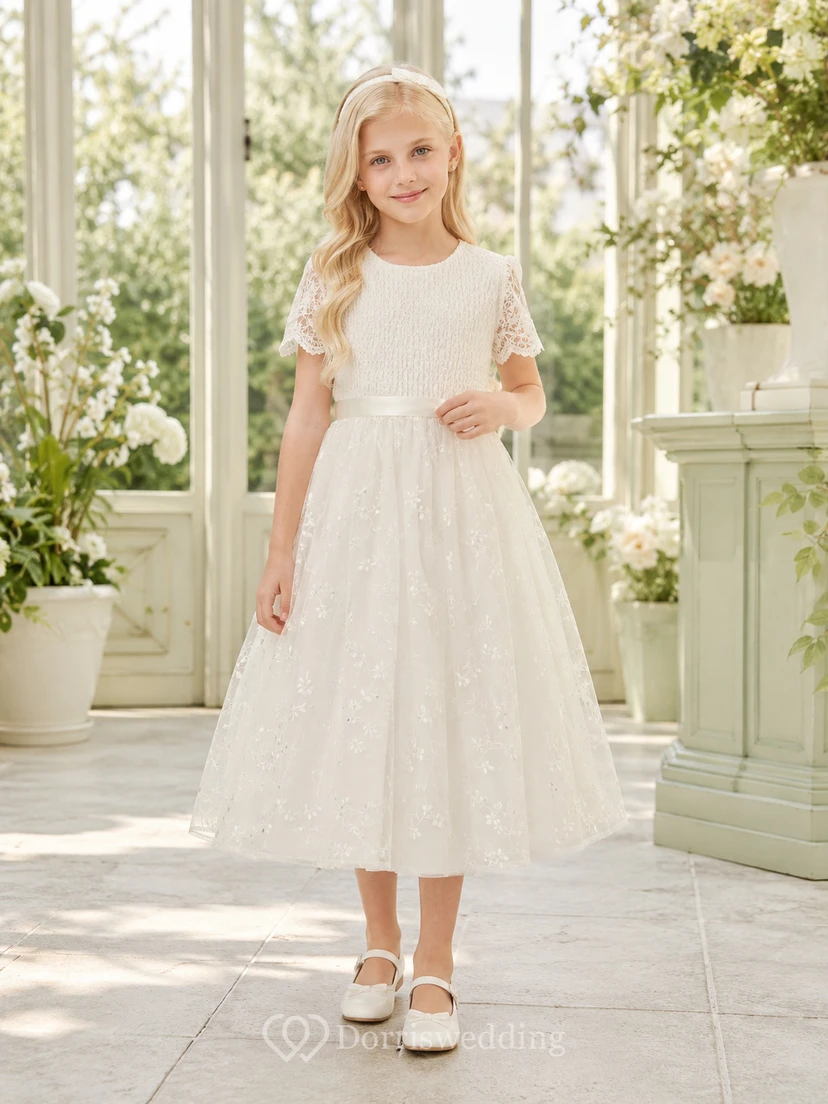 Elfenbeinfarbenes, gerafftes Tüllkleid mit Rundhalsausschnitt, kurzen Ärmeln und gerafftem Oberteil in Teelänge – perfekt für Kommunion und Blumenmädchen.