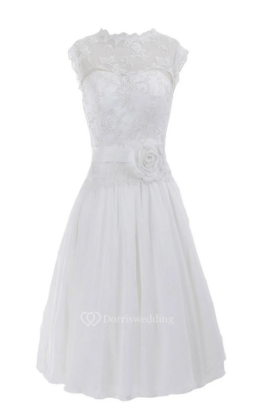 Vestido de gasa sin mangas, de cuello alto, con apliques de cuentas y largo hasta la rodilla