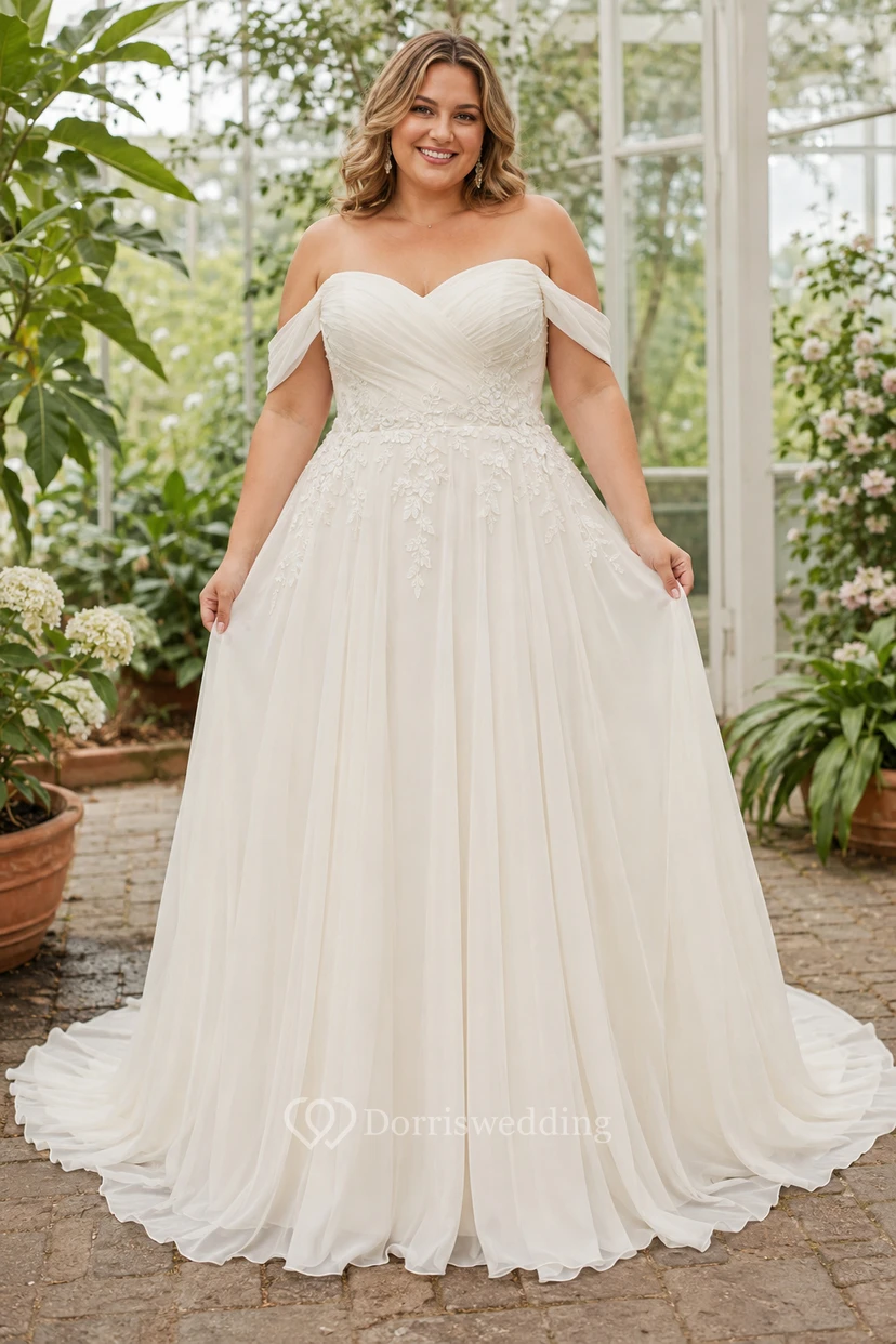 Robe de mariée grande taille à épaules dénudées et décolleté en cœur avec jupe en tulle