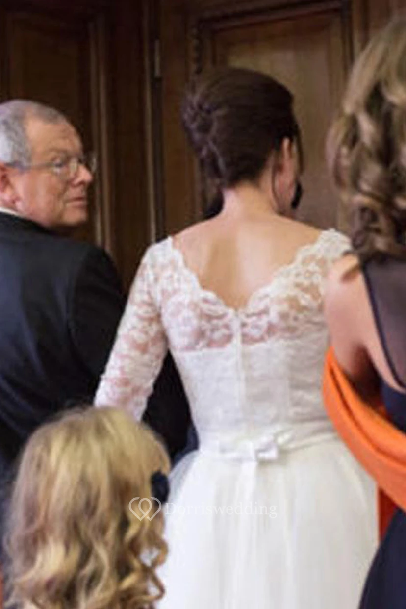Robe de renouvellement de vœux en tulle et dentelle à manches mi-longues et décolleté en V, longueur genou, manches courtes et découpe en forme de goutte, pour une cérémonie de renouvellement de vœux. view 3
