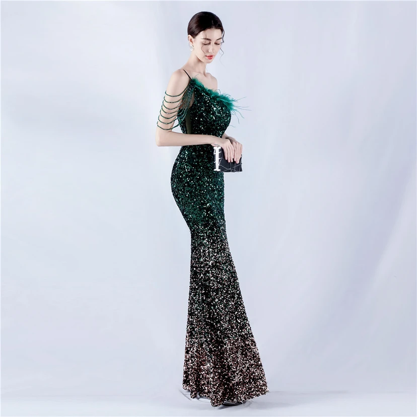 Robe de soirée longue à une épaule, ornée de plumes d'autruche, de perles et de sequins, avec col asymétrique et fente haute. view 51