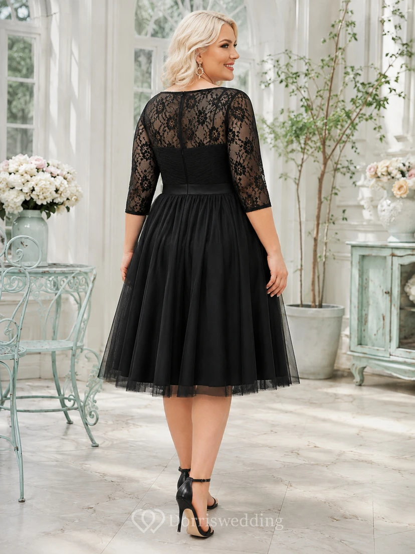 Vestido de cóctel negro de corte A, largo hasta la rodilla, con escote corazón, mangas tres cuartos, tul, encaje, pliegues, cremallera en la espalda y escote barco. view 2