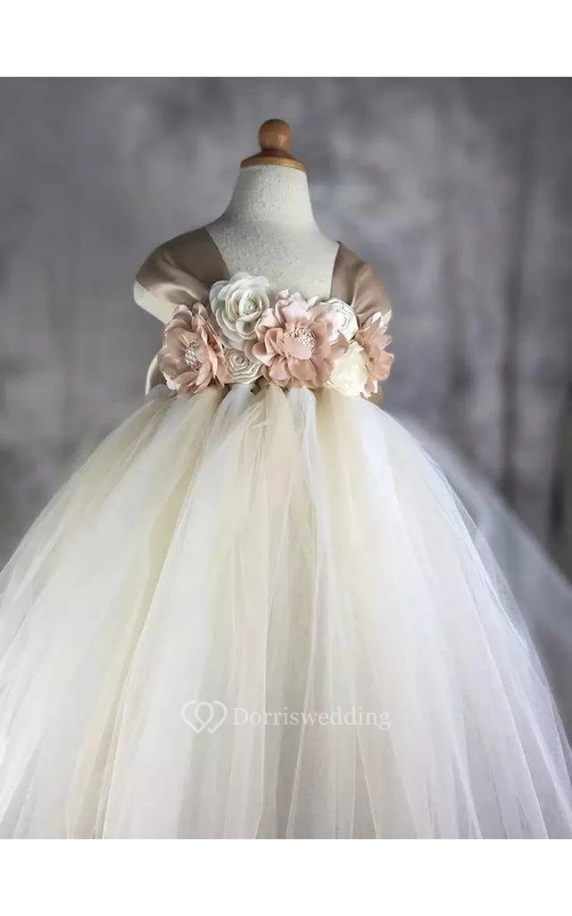 Robe de demoiselle d'honneur en tulle empire à manches courtes, ornée de fleurs et d'un nœud, avec fleurs et nœud.