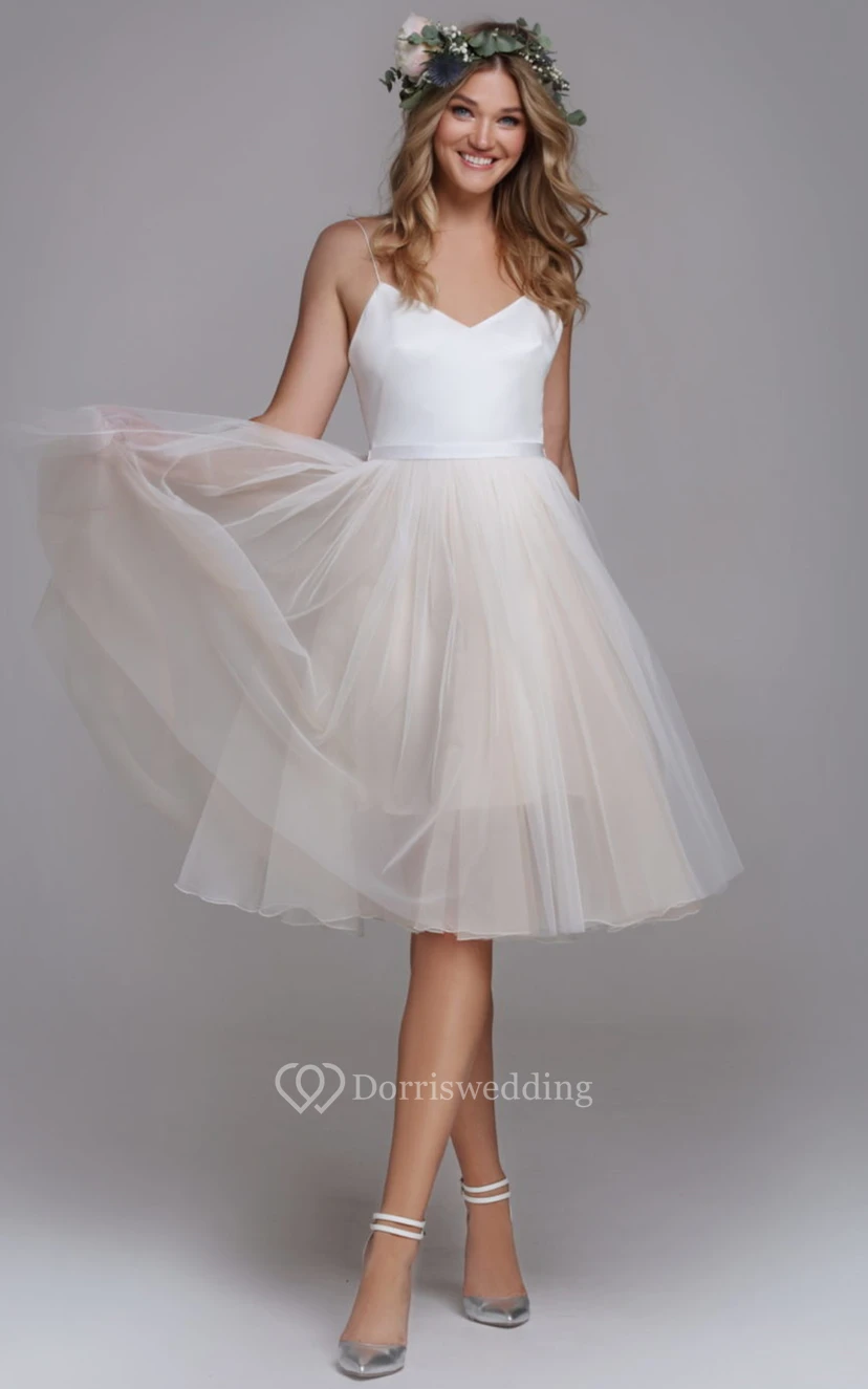 Robe de mariée moderne en dentelle et tulle, coupe trapèze, longueur genou, avec corsage amovible view 3