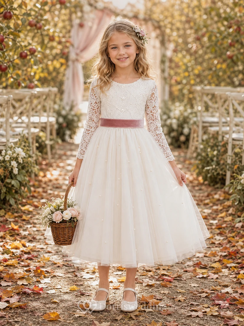 Vestido de niña de las flores para boda de otoño con corte en A, mangas largas transparentes, corpiño de encaje, falda de tul, cinta burdeos en la cintura, estilo ceremonia de otoño.