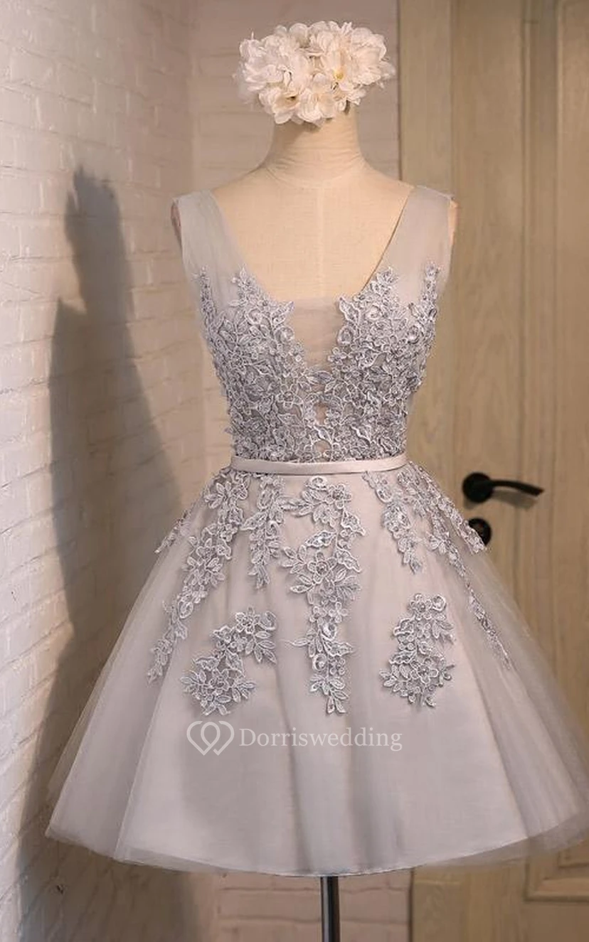 Kurzes Kleid aus Tüllspitze mit V-Ausschnitt, Schleife, Perlenapplikationen und V-Ausschnitt