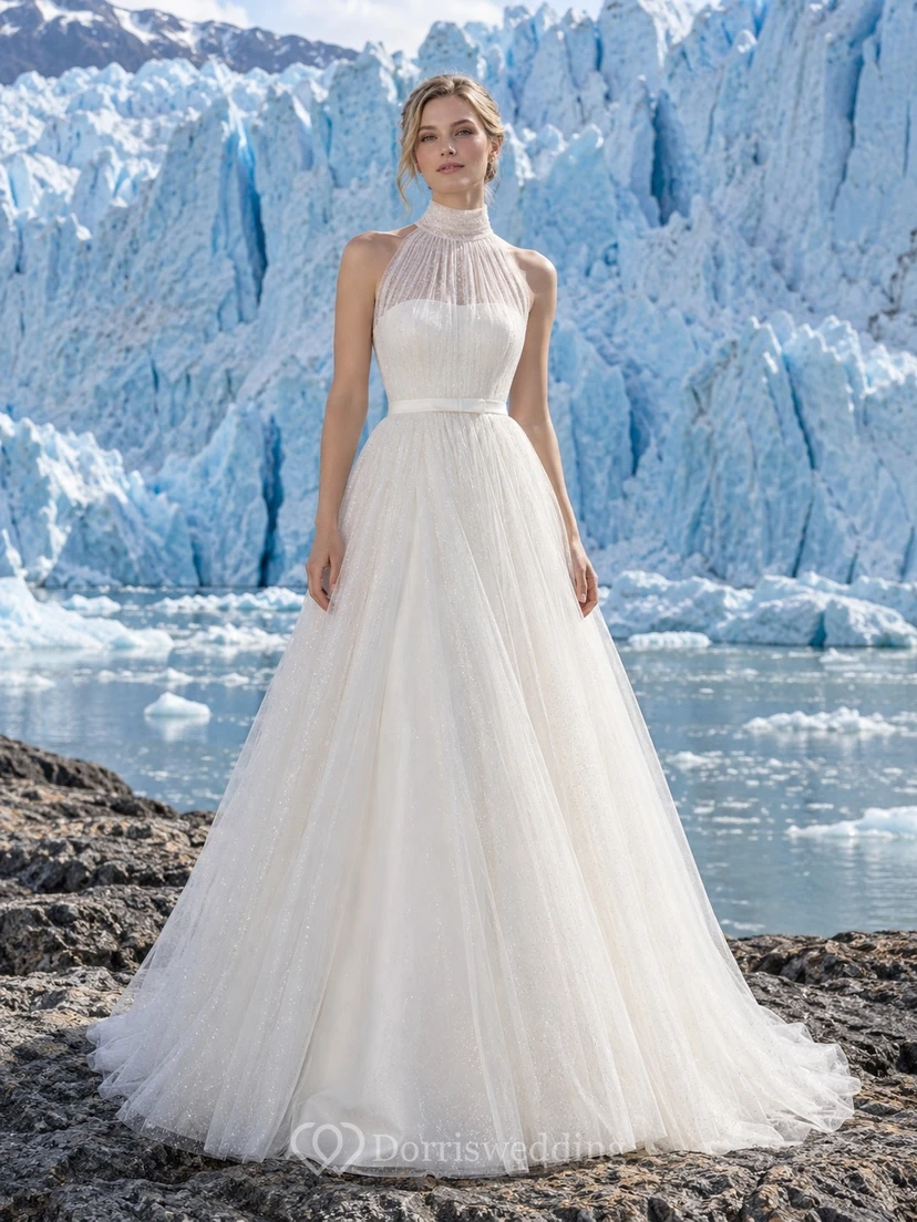 Vestido de novia de tul de corte A con cuello alto y corpiño sin mangas plisado con lunares.