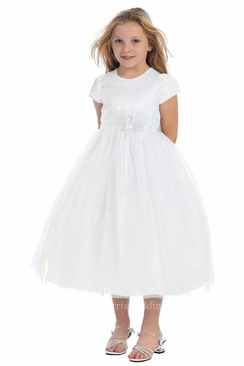 Kurzes, gestuftes Blumenmädchenkleid aus Tüll und Satin