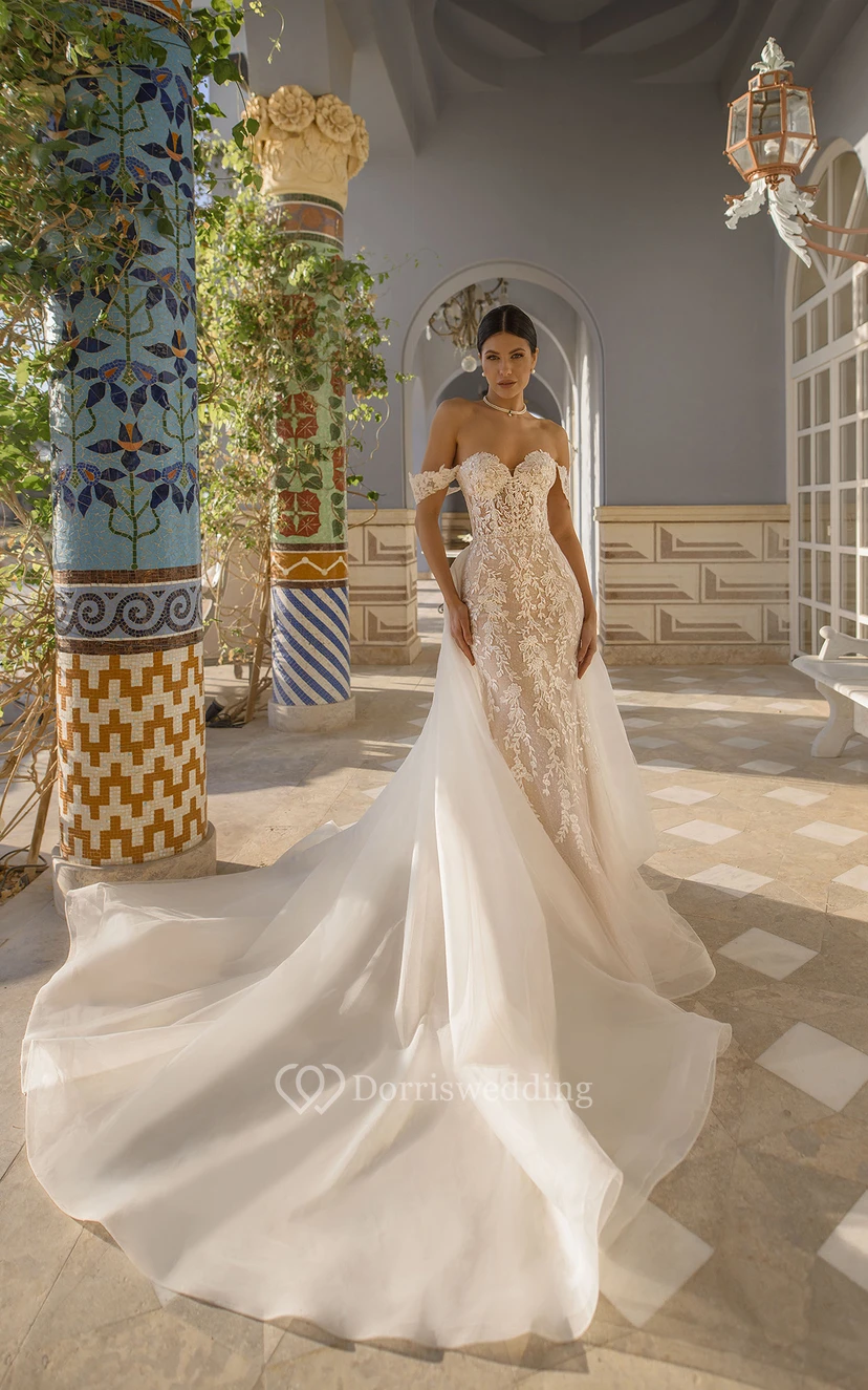 Robe de mariée fourreau en dentelle organza, décolleté cœur, épaules dénudées, longueur au sol, ornée d'appliqués et jupe amovible. view 3