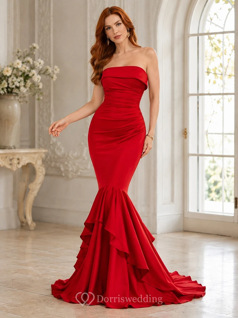 Rotes, trägerloses, gerafftes, gestuftes Abendkleid aus Satin im Meerjungfrauenstil mit Schleppe