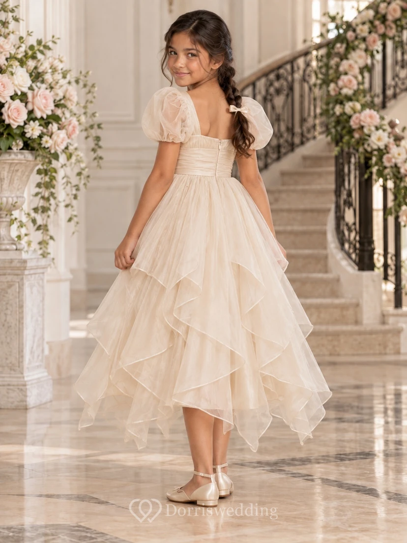 Teelanges, eckiges Ausschnittkleid aus elfenbeinfarbenem Organza in A-Linie mit Puffärmeln, plissiertem Oberteil und asymmetrischem Schnitt – ideal für Blumenmädchen. view 2
