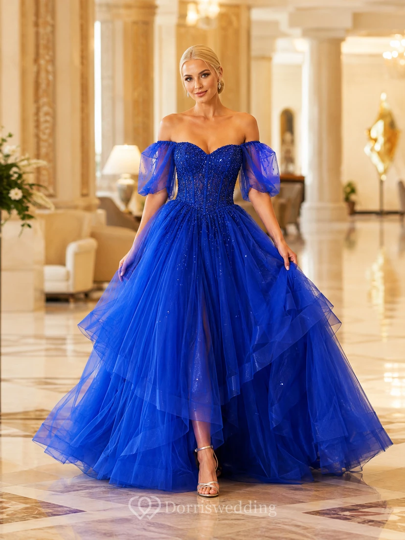 Vestido de fiesta largo hasta el suelo, azul rey, con hombros descubiertos, mangas abullonadas, corpiño ajustado, cintura natural y volantes de tul.