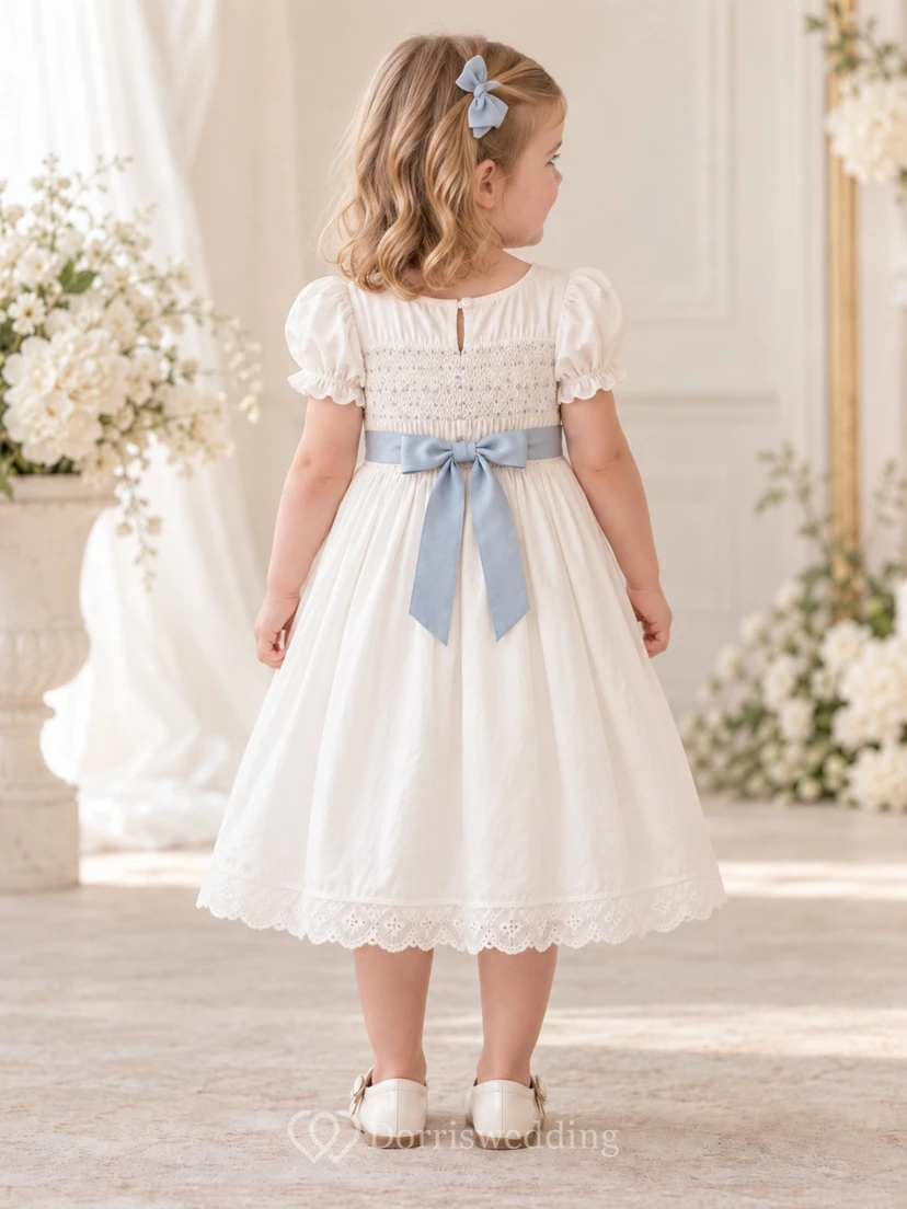 Elfenbeinfarbenes Landhauskleid mit quadratischem Ausschnitt, A-Linie, gerafften Puffärmeln, blauer Schärpe und Muschelsaum view 2