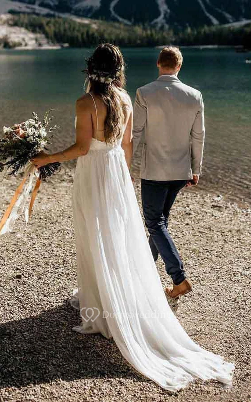 Vestido de novia de estilo imperio con encaje y tirantes finos, ideal para bodas al aire libre en el campo. view 2