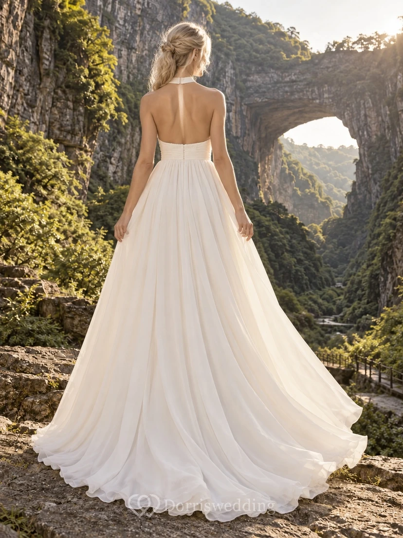 Vestido de novia sencillo de gasa con escote halter y cuello alto, fruncido y corte en A view 2