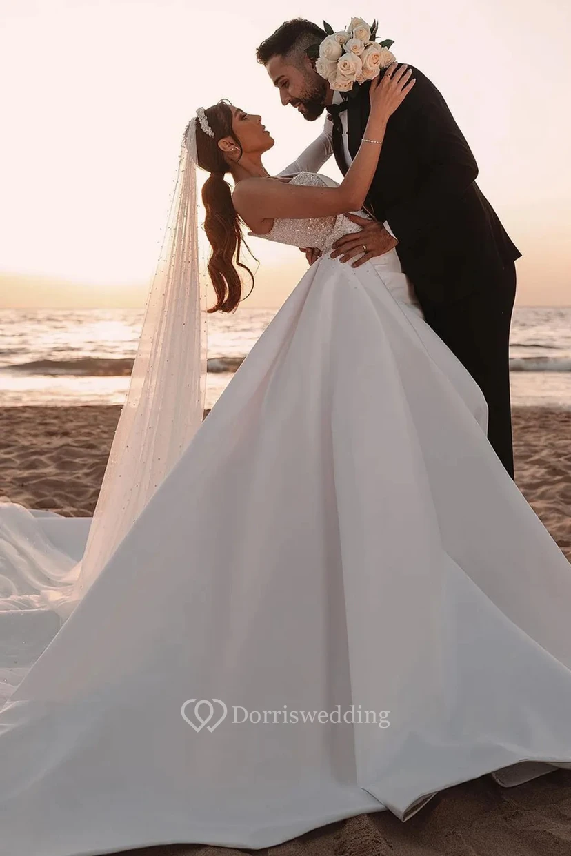 Robe de mariée glamour en satin à une épaule, avec corsage et surjupe ornés de perles view 6