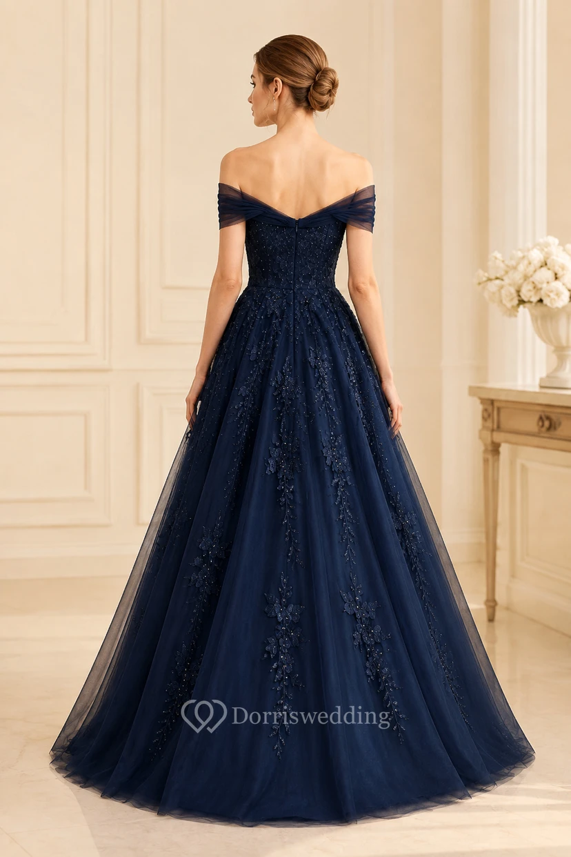 Robe de bal en tulle et dentelle bleu marine foncé à épaules dénudées view 2